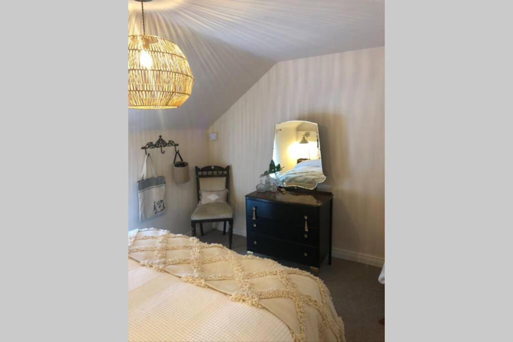 The Pink Cottage Upstairs Suite & Garden Summer Room Whitehead Екстериор снимка