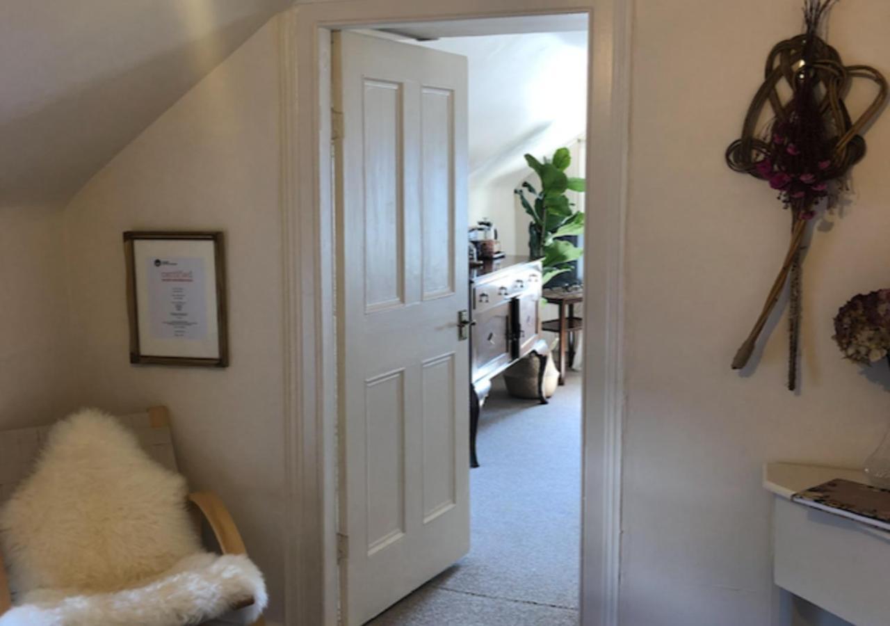 The Pink Cottage Upstairs Suite & Garden Summer Room Whitehead Екстериор снимка