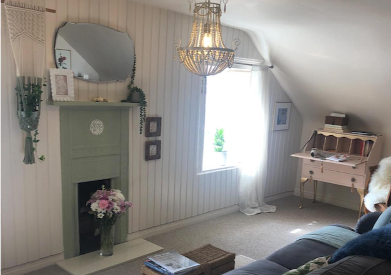 The Pink Cottage Upstairs Suite & Garden Summer Room Whitehead Екстериор снимка