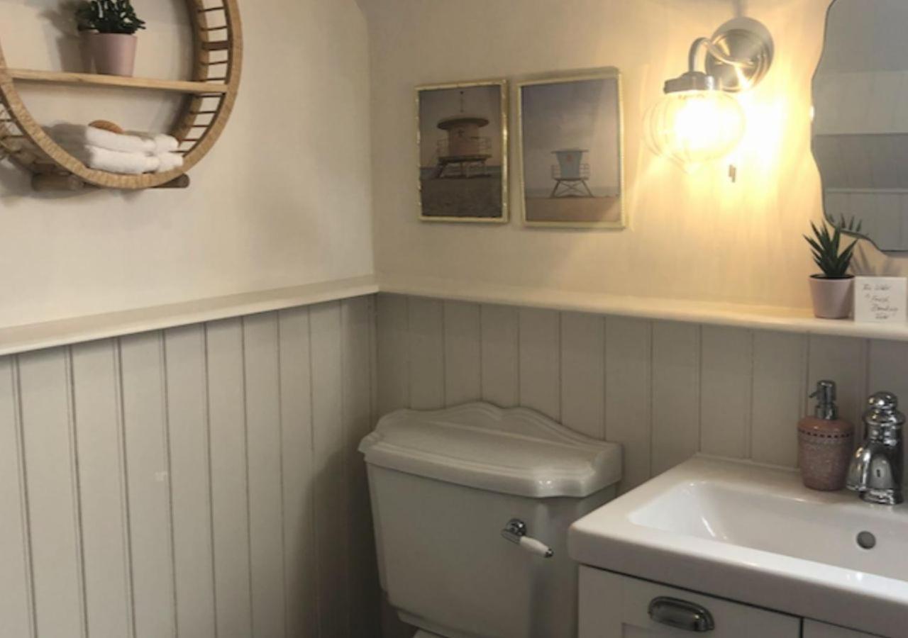 The Pink Cottage Upstairs Suite & Garden Summer Room Whitehead Екстериор снимка