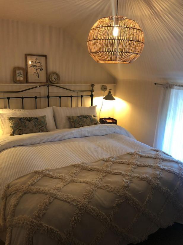 The Pink Cottage Upstairs Suite & Garden Summer Room Whitehead Екстериор снимка
