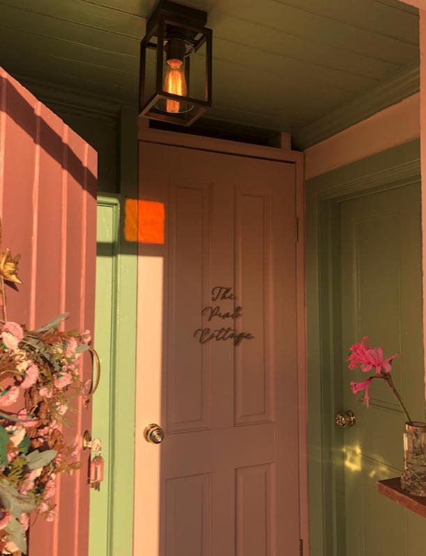 The Pink Cottage Upstairs Suite & Garden Summer Room Whitehead Екстериор снимка