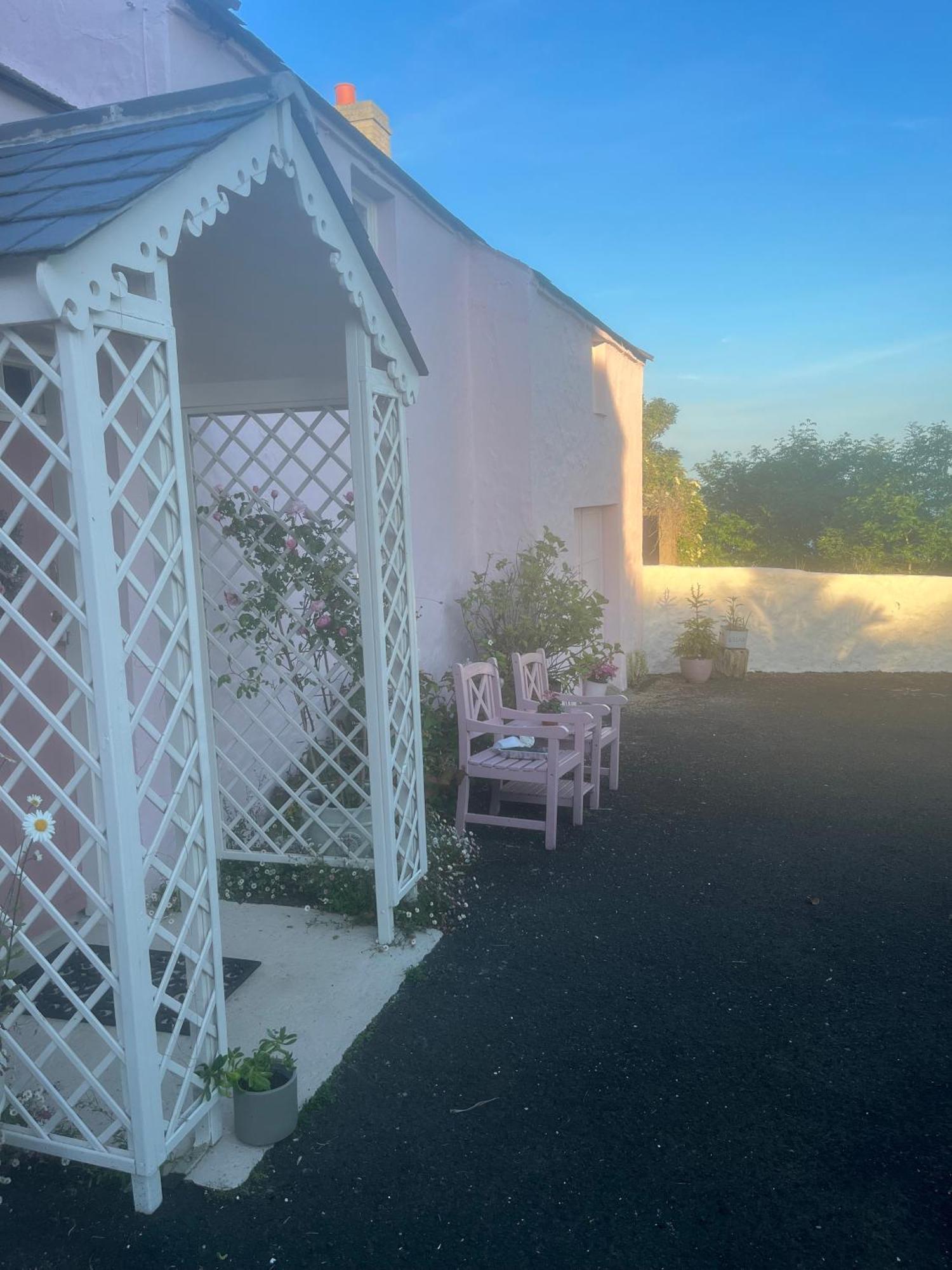 The Pink Cottage Upstairs Suite & Garden Summer Room Whitehead Екстериор снимка