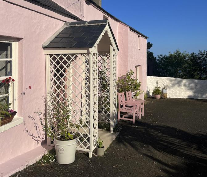 The Pink Cottage Upstairs Suite & Garden Summer Room Whitehead Екстериор снимка