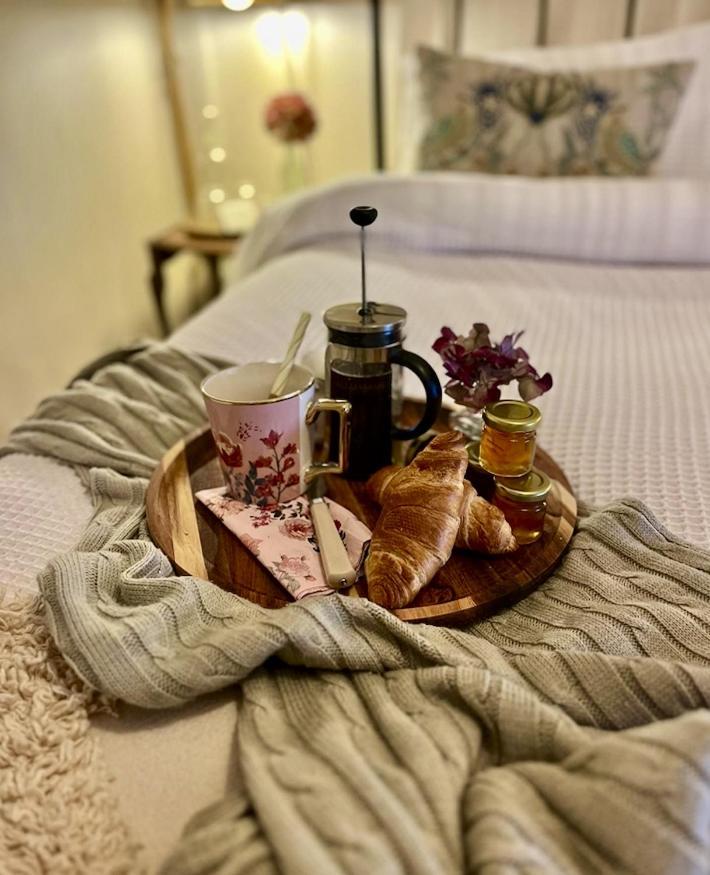 The Pink Cottage Upstairs Suite & Garden Summer Room Whitehead Екстериор снимка