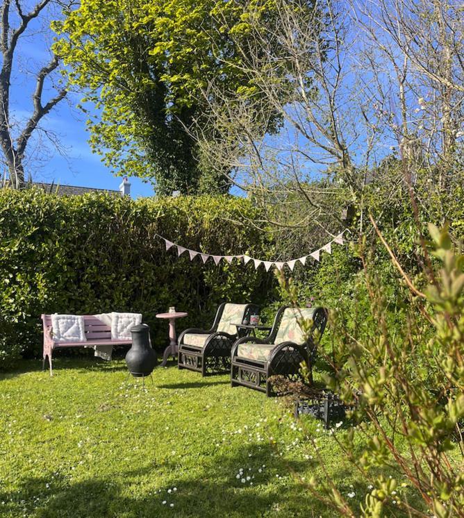 The Pink Cottage Upstairs Suite & Garden Summer Room Whitehead Екстериор снимка