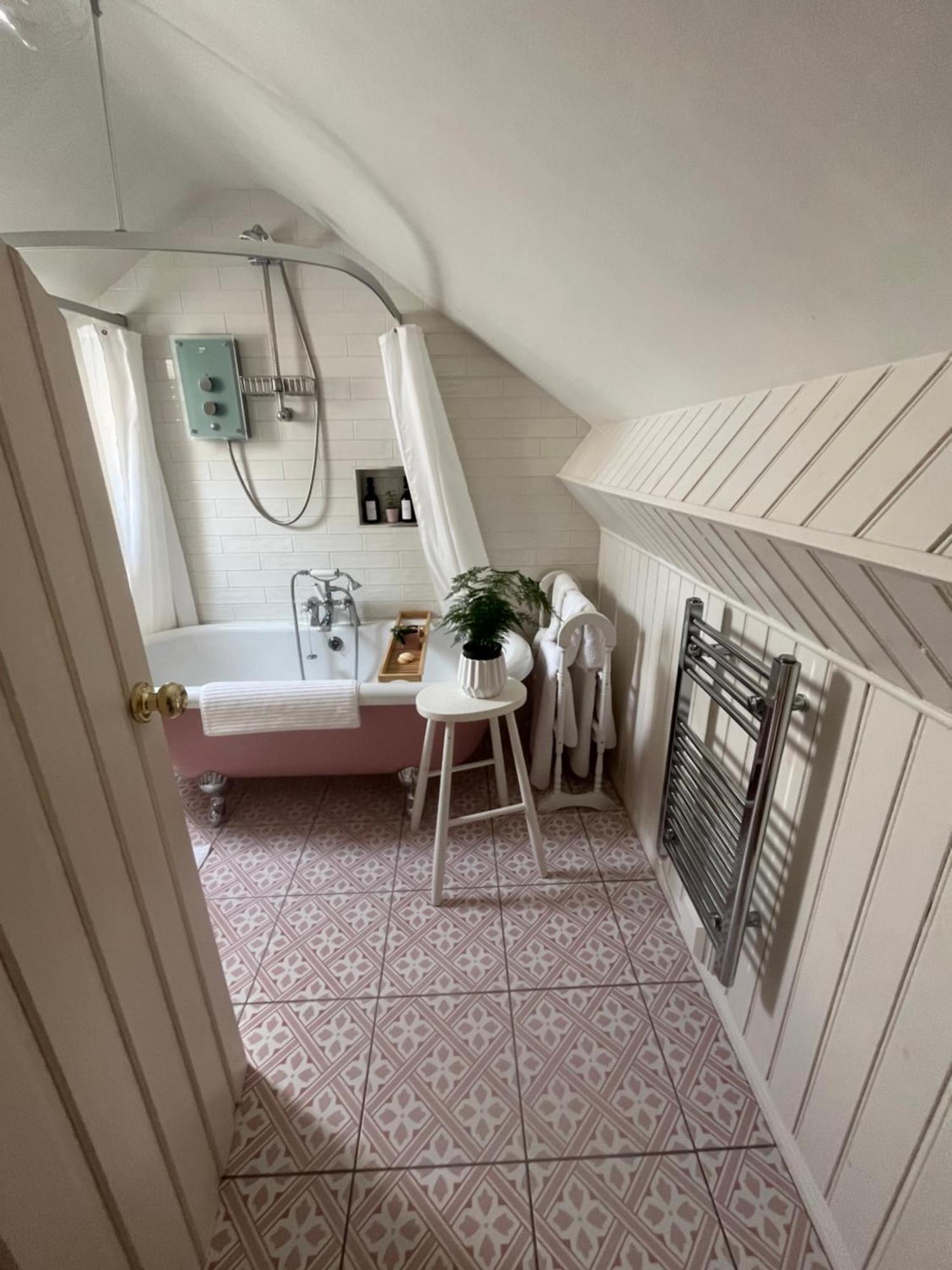 The Pink Cottage Upstairs Suite & Garden Summer Room Whitehead Екстериор снимка