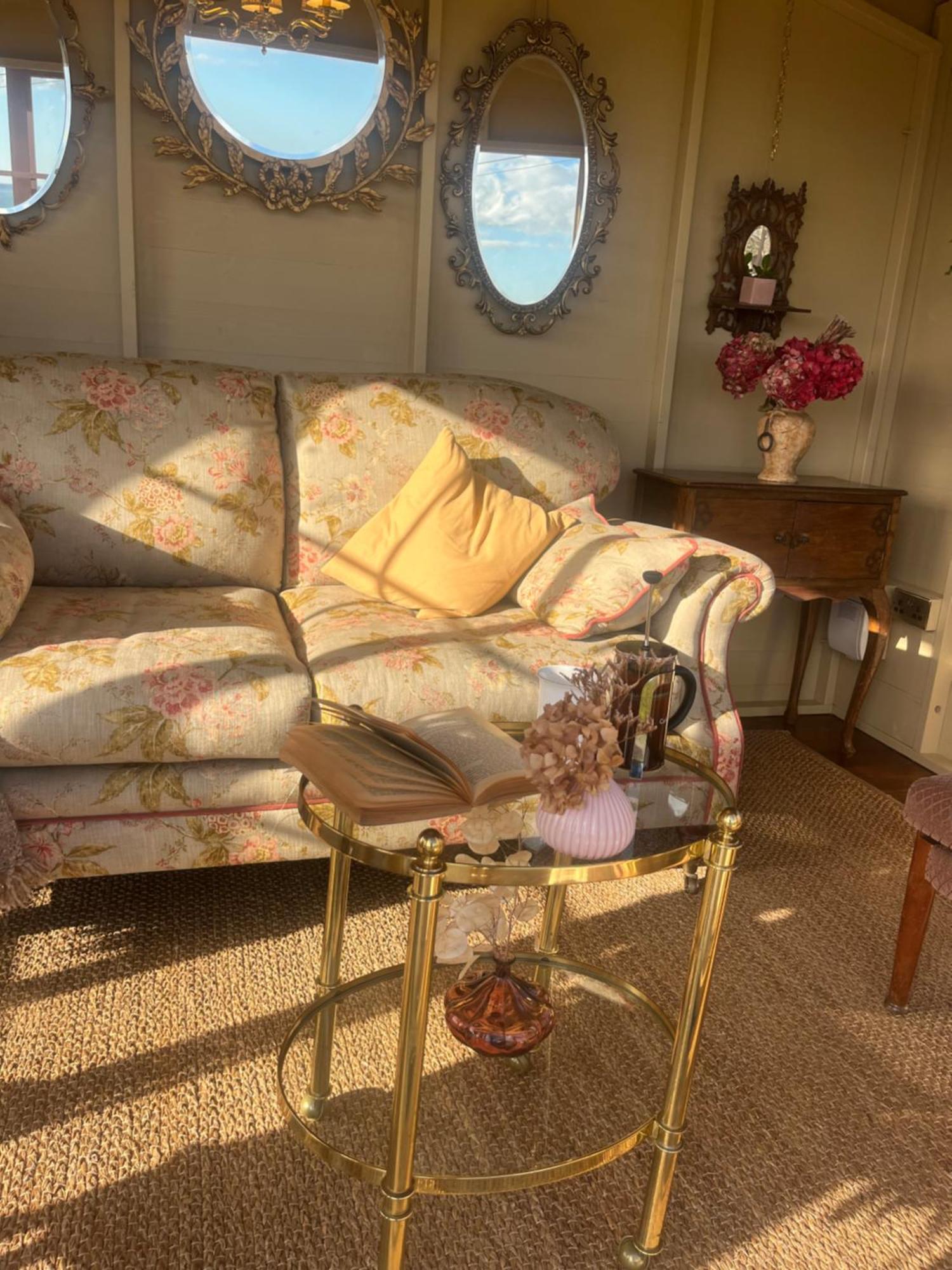 The Pink Cottage Upstairs Suite & Garden Summer Room Whitehead Екстериор снимка