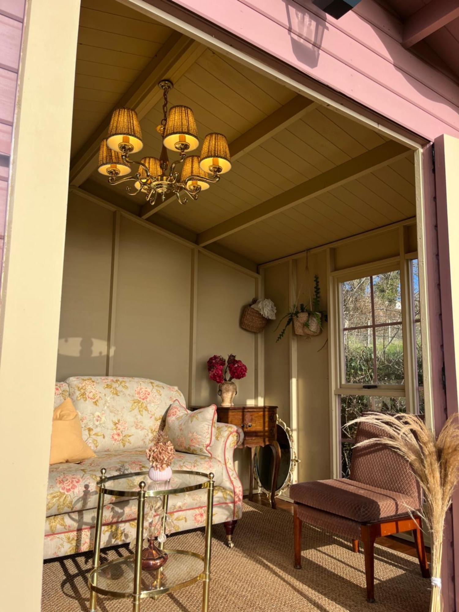 The Pink Cottage Upstairs Suite & Garden Summer Room Whitehead Екстериор снимка