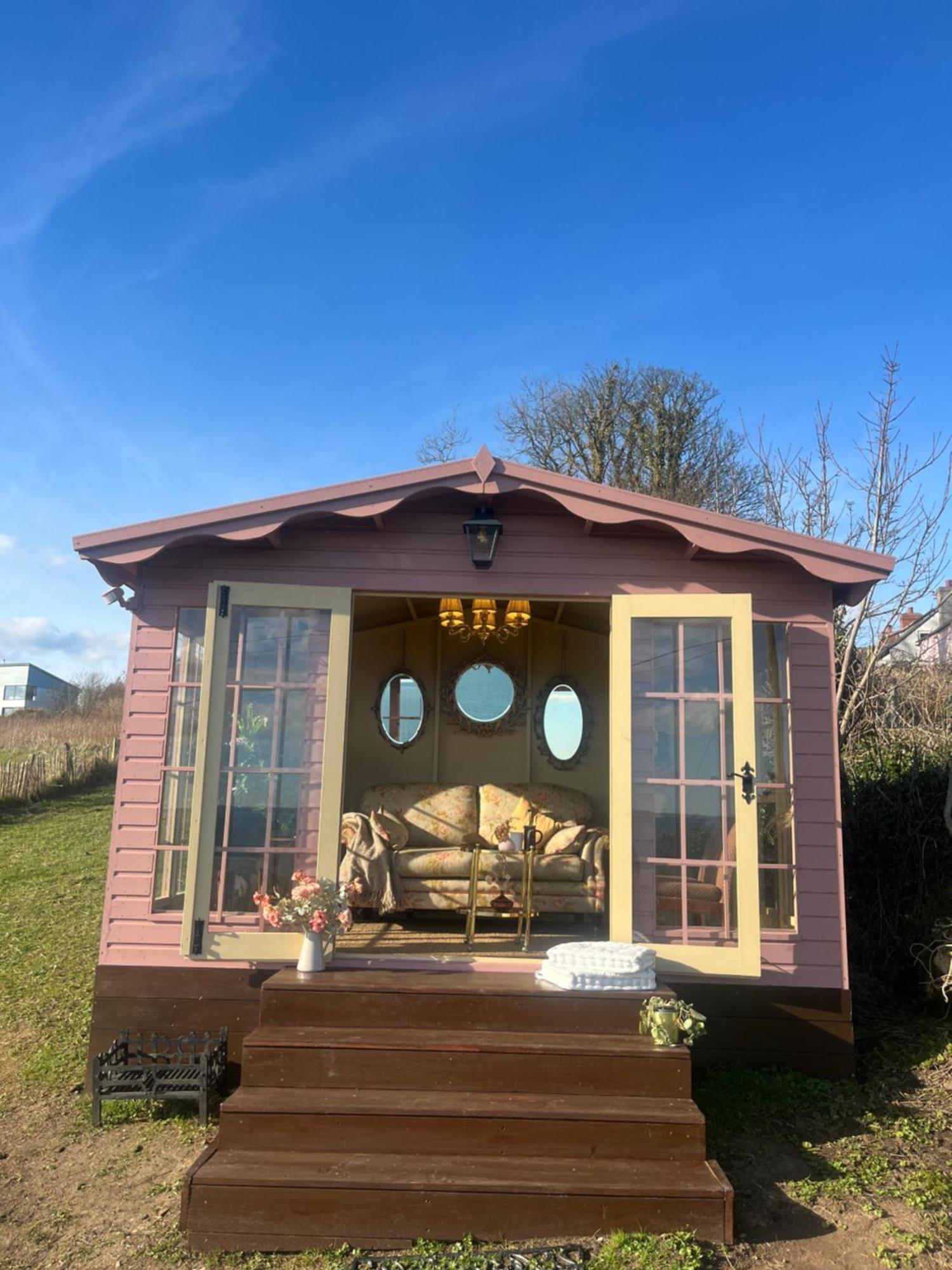 The Pink Cottage Upstairs Suite & Garden Summer Room Whitehead Екстериор снимка